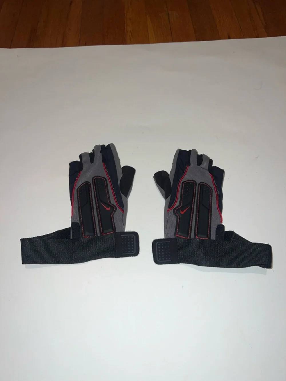 Nike Women’s Core Max Workout Fingerless Gloves, size Medium